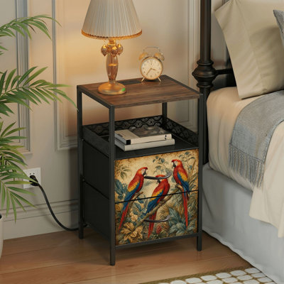 Table de chevet avec station de recharge, 2 tiroirs, ports USB et prises électriques, tablette ouverte, noire, motif aras rouges perchés sur des branches tropicales.