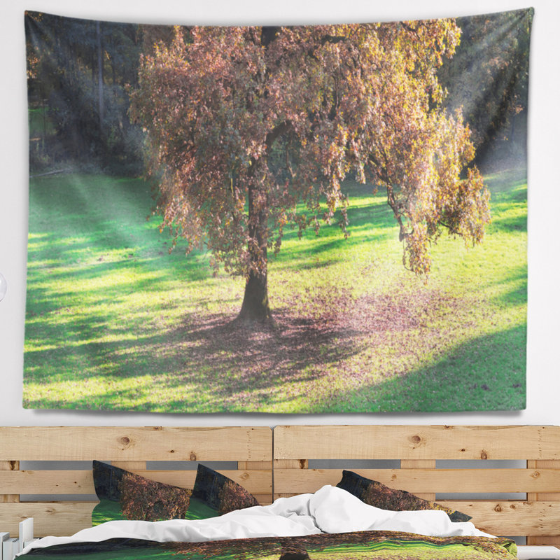 Paysage avec une tapisserie d'arbre d'automne solitaire, H 68 po x l 80 po