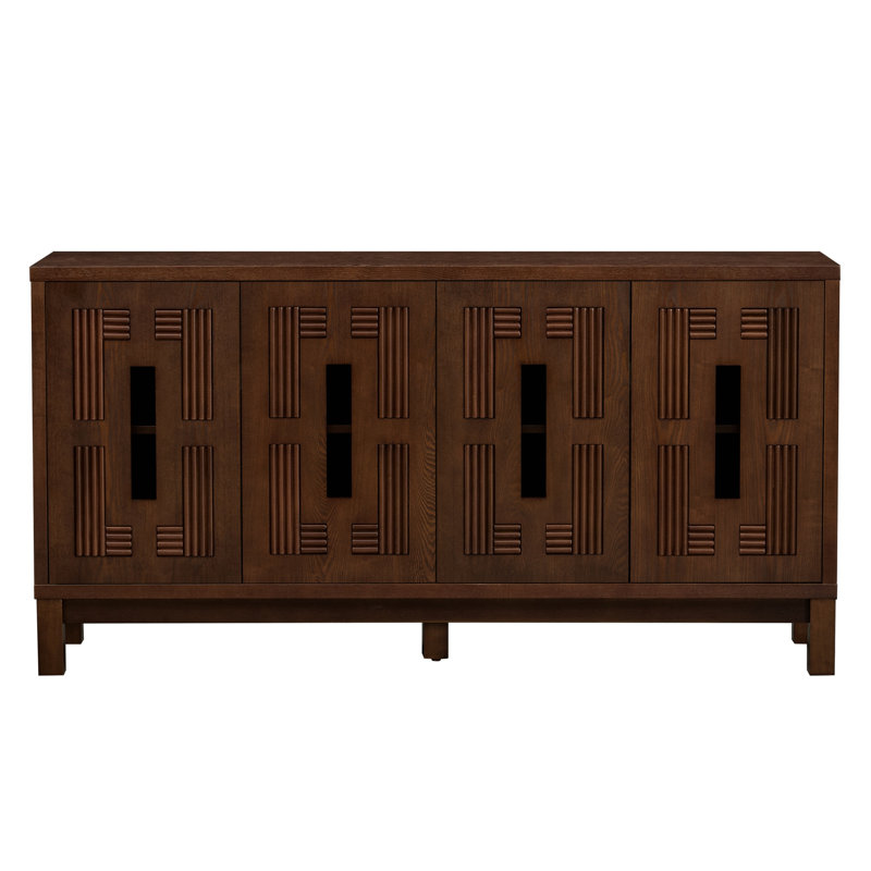 Buffet/meuble télé moderne mi-siècle en noyer de 154 cm de large, avec quatre portes ajourées sculptées, étagères réglables et passe-câbles, idéal pour la cuisine, le salon ou l'entrée.