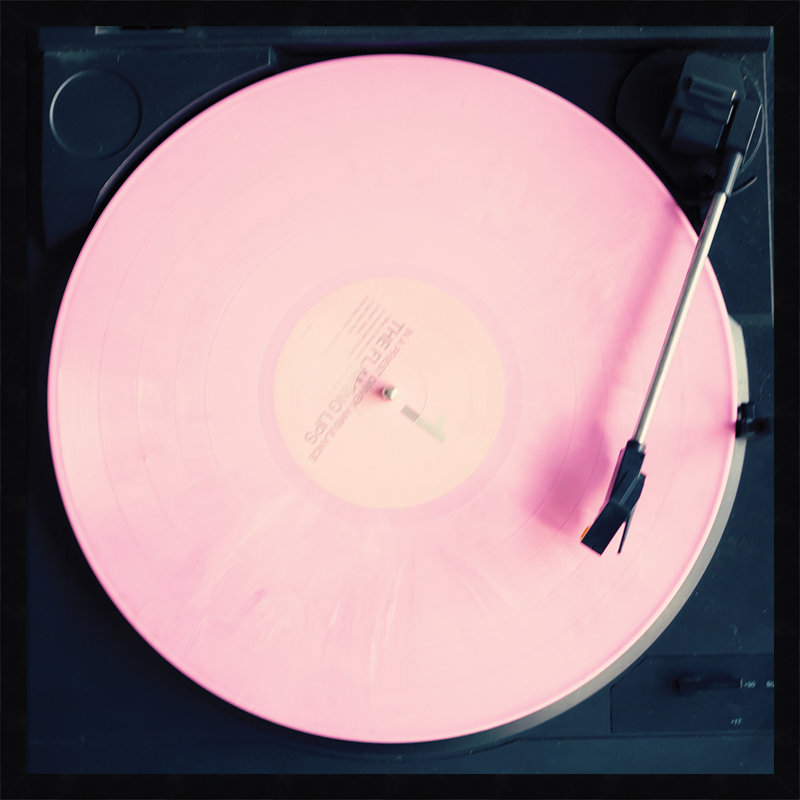 «Pink Record» par Caroline Mint - photographie avec cadre photo, H 25 po x l 25 po, Noir