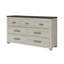 La commode à 7 tiroirs de large avec une finition en bois gris clair et des poignées encastrées combine un rangement modulaire avec un style minimaliste moderne pour les chambres à coucher