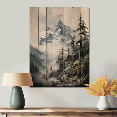 Montagnes vertes et blanches majestueuses, pics d'hiver sur bois