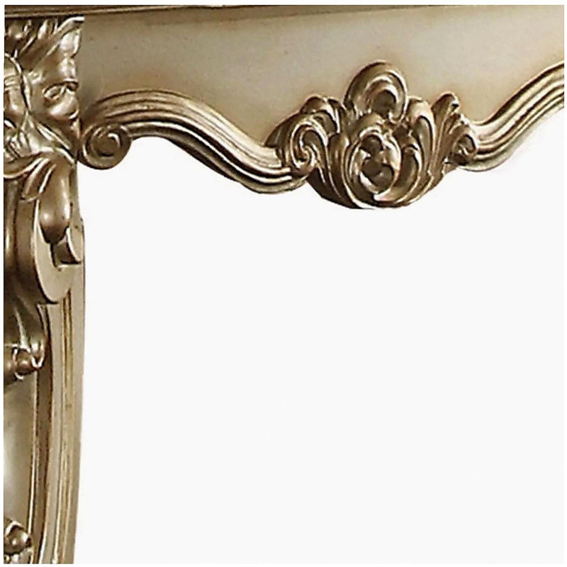 Table dorée antique avec rebords en os et pieds courbés