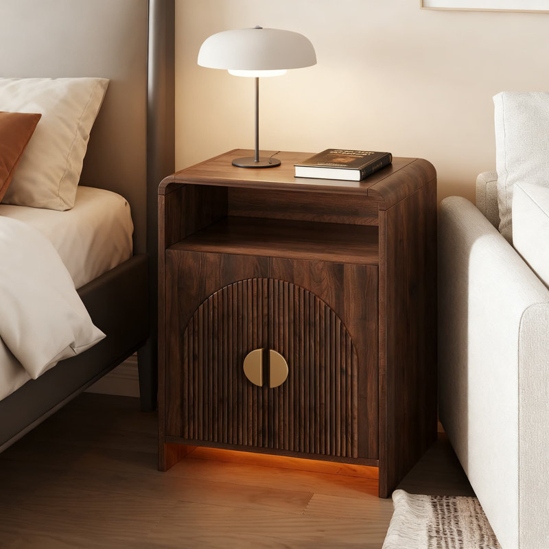 Table de chevet moderne avec station de charge et lumières DEL, armoire de rangement réglable avec portes cannelées, table de chevet avec tablettes ouvertes pour la chambre à coucher et le salon