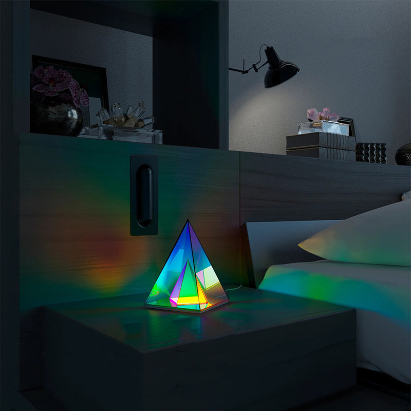 Lampe de table moderne en pyramide, design simpliste et innovant, lumière de bureau à DEL transparente colorée, veilleuse décorative chaleureuse unique, décoration d'intérieur en acrylique 3D