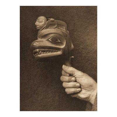 Shaman's hochet - Haida (The North American Indian v. XI. Cambridge MA: The University Press 1916) par Edward Sheriff Curtis - Impression giclée