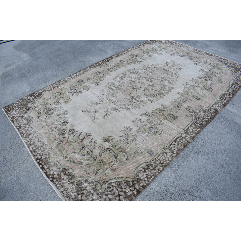 Tapis classique en laine beige à motif patchwork de 66,9 x 108,7 po