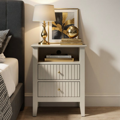 Ensemble de table de chevet cannelée à 2 tiroirs de 2 tables de bout modernes de 18 po avec rangement pour chambre à coucher, salon - conception à nervures verticales, boutons dorés, tablette ouverte, tiroirs à fermeture en douceur