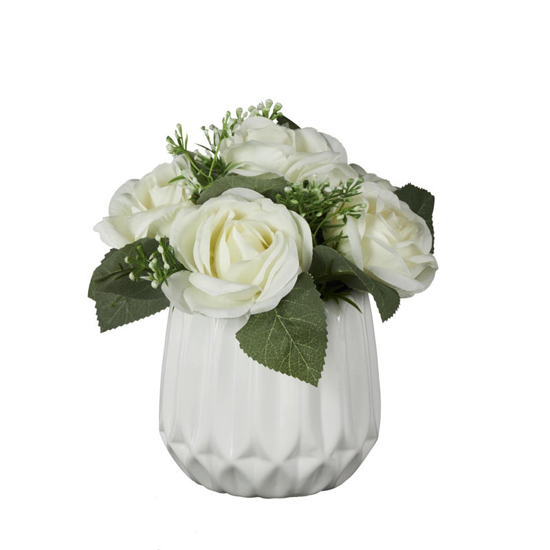 Cole et feuillage naturel en tissu gris avec feuilles vertes et vase rond en céramique