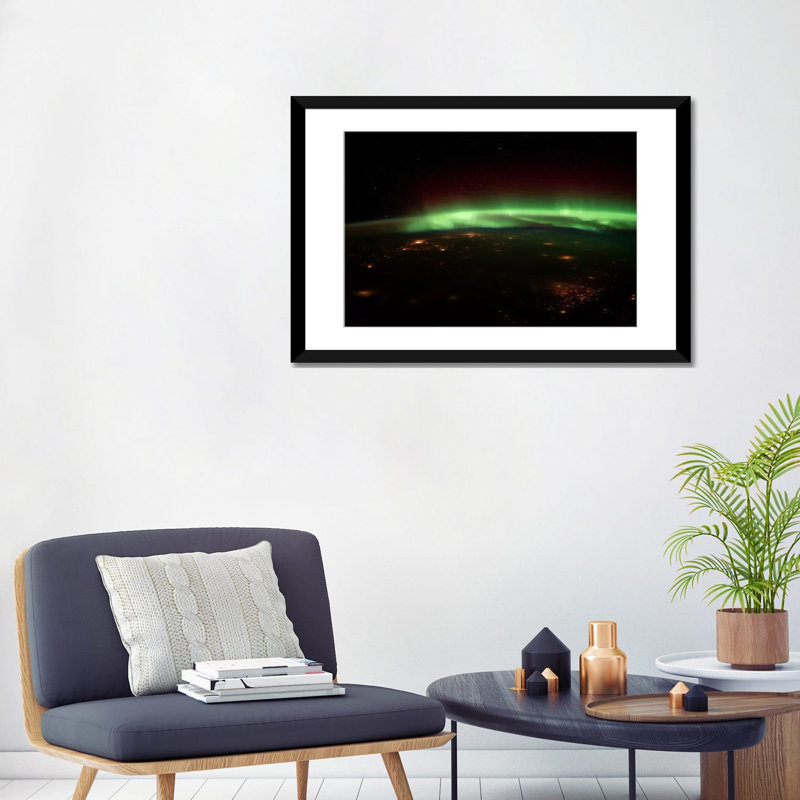 Astronomie et espace, Aurore boréale, impression sur toile, H 24 po x l 32 po x P 1 po, Papier d'art encadré noir, Blanc