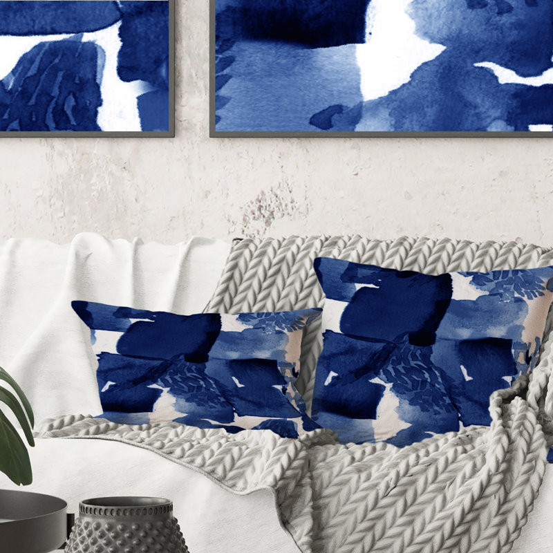 Impression abstraite en bleu classique sur fond blanc I - Coussin décoratif moderne, 16 po x 16 po