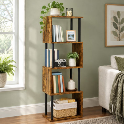 Créez un présentoir décoratif en forme de S avec cette bibliothèque en bois brun à 5 niveaux, conçue dans un style géométrique industriel pour les salons, les bureaux à domicile ou les chambres à coucher.