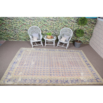 Tapis turc rétro avec des tons pastel doux et un motif élégant pour une décoration intérieure unique