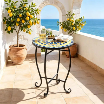 Table de bout en mosaïque florale jaune et noire, table basse d'appoint d'extérieur en métal à base en X, support à plante décoratif avec pieds anti-rayures pour la décoration intérieure de la cour