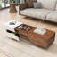 Table basse moderne extensible avec plateau coulissant et rangement en blanc et noyer, parfaite pour les espaces de vie polyvalents