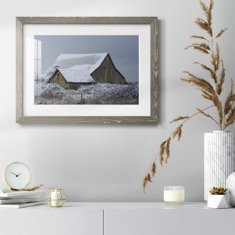 Winter Barn, impression sur papier encadrée, Encadré gris, H 22 po x l 32 po x P 1,5 po