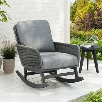 Chaise berçante contemporaine minimaliste en osier avec coussins en polyester doux et structure en bois durable, parfaite pour les espaces intérieurs et extérieurs comme le patio, le balcon ou le salon