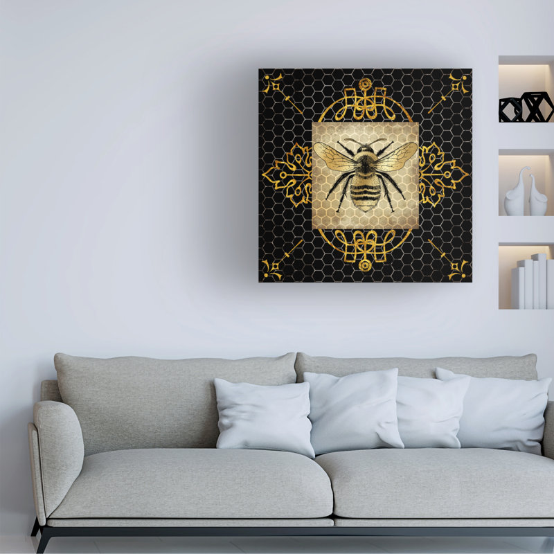 Golden Honey Bee 01 par LightBoxJournal - peinture sur toile tendue, H 18 po x l 18 po