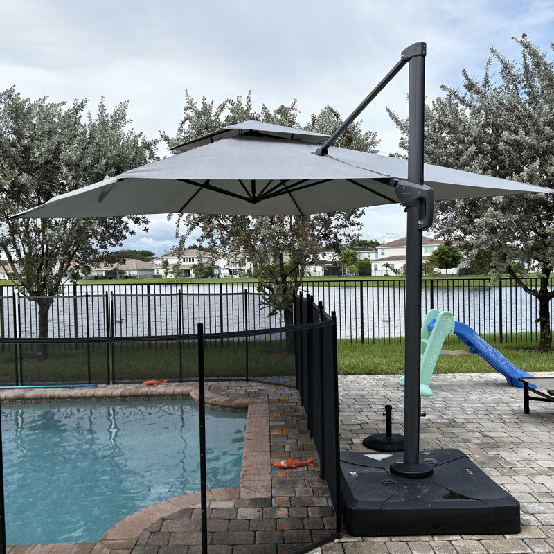 Parasol en porte-à-faux écologique de 132 po avec base et housse de parasol avec fermeture à glissière, gris clair et gris galet