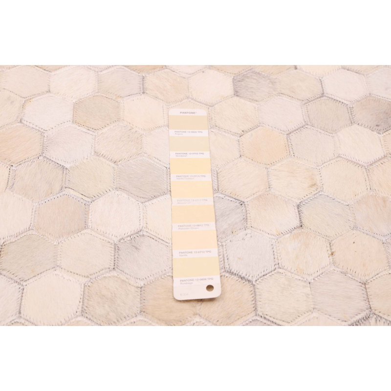 Tapis ivoire en patchwork de vache 6 pi 0 po x 6 pi 0 po