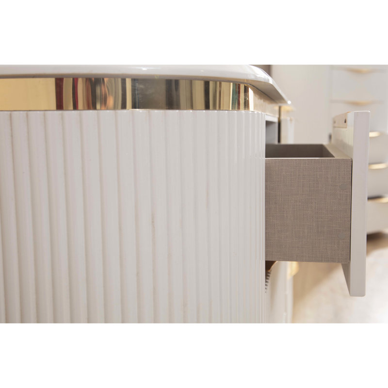 Table de chevet élégante 2 en blanc avec décor doré pour l'ajout de charme de chambre à coucher spacieux et doré