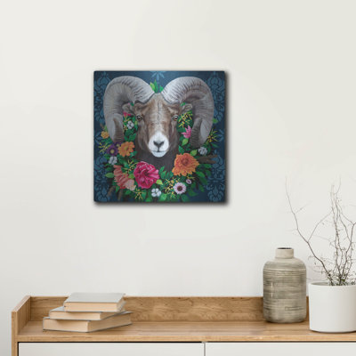 «Longhorn Sheep With Wreath» par Heather Gauthier, art mural en métal, 12 po x 12 po