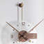 Horloges murales analogiques rondes en noyer