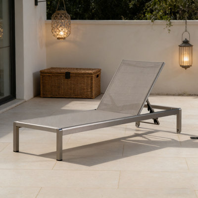 CHAISE LUNGE