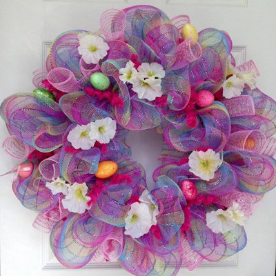 Couronne d'œuf de Pâques rose à carreaux pastel rose