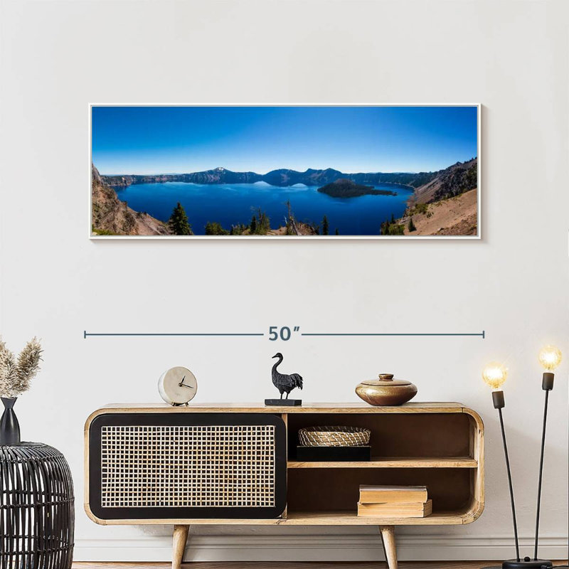 Horizon bleu du lac de cratère, Cadre flottant blanc, 49" X 17"