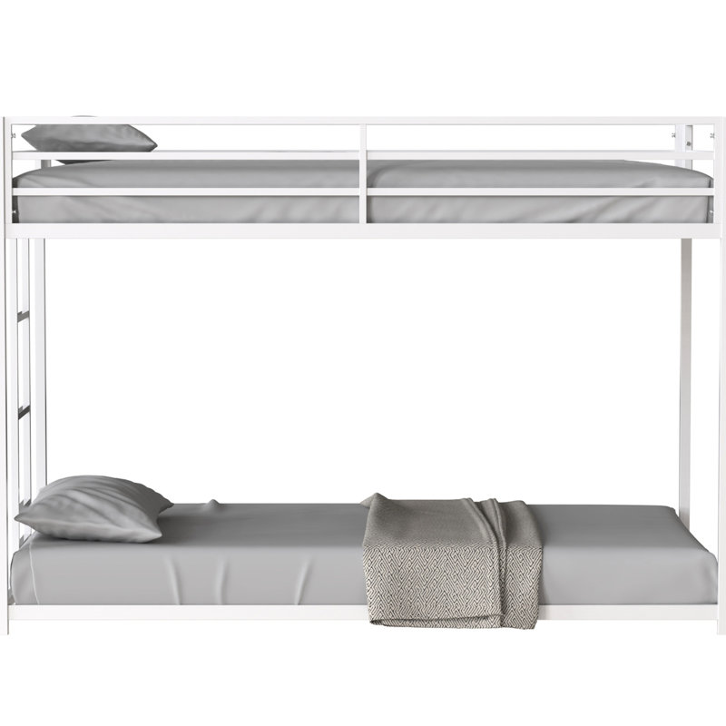 Lit simple au-dessus de métal blanc, structure, barrières de sécurité renforcées, marches confortables, barrières de sécurité à assemblage rapide pour une protection, installation interchangeable et simple