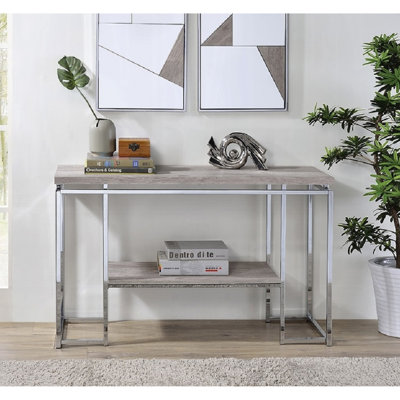 Table rectangulaire au design moderne, dessus en chêne et piètement en métal, 119 cm de large, idéale pour le salon. Rangement ouvert, style contemporain, finition naturelle, forme traîneau, profondeur 41 cm, hauteur 76 cm, fonction console.