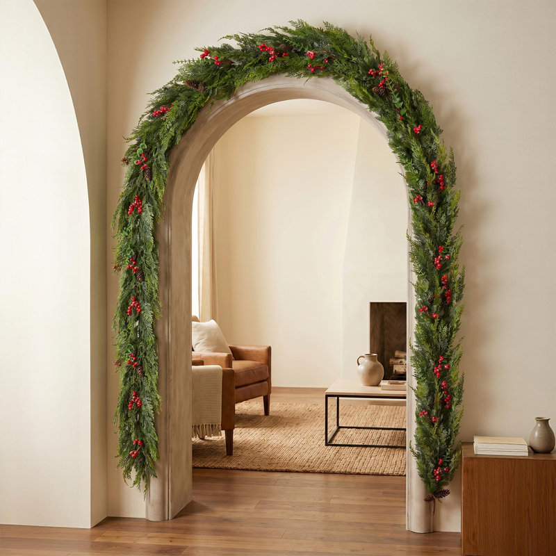 Guirlande de Noël 9 pi avec des pommes de pin et des baies rouges