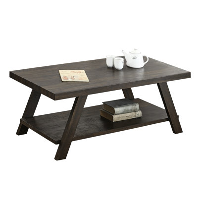 Table basse à finition riche avec tablette inférieure - et bois attrayant dans un rangement pratique