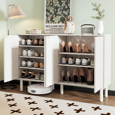 Armoire à chaussures minimaliste avec 5 pieds en bois massif, buffet de style crème avec portes cannelées, grande armoire de rangement à 4 portes avec tablettes réglables pour le salon