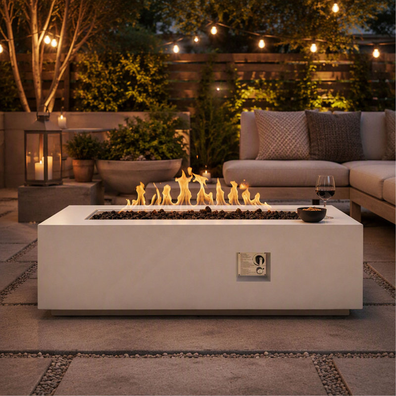 Foyer de table rectangulaire au propane en béton de 60 pouces, brûleur à gaz 60 000 BTU avec allumage automatique, pierres de lave et couvercle imperméable, finition blanche pour la cour arrière