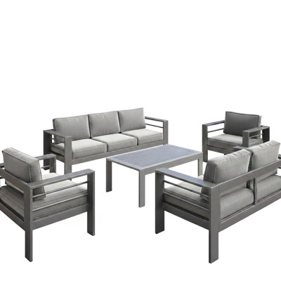 7 meubles de patio modernes en métal avec une durabilité toutes saisons, des coussins en mousse haute de 5 pouces d'épaisseur et une table basse imperméable semblable au bois pour la détente en plein air 5 terrasses contemporaines et grises spacieuses