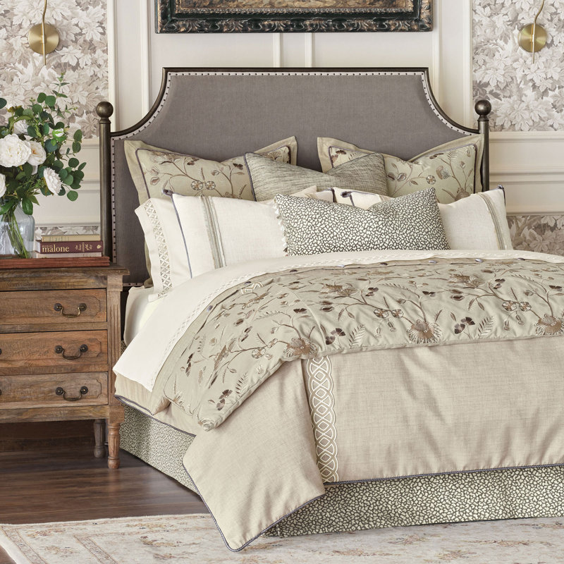Rosecliff Floral Bed Runner, King