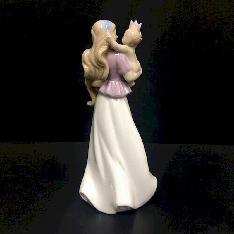 Figurine Hortence peinte à la main avec bébé