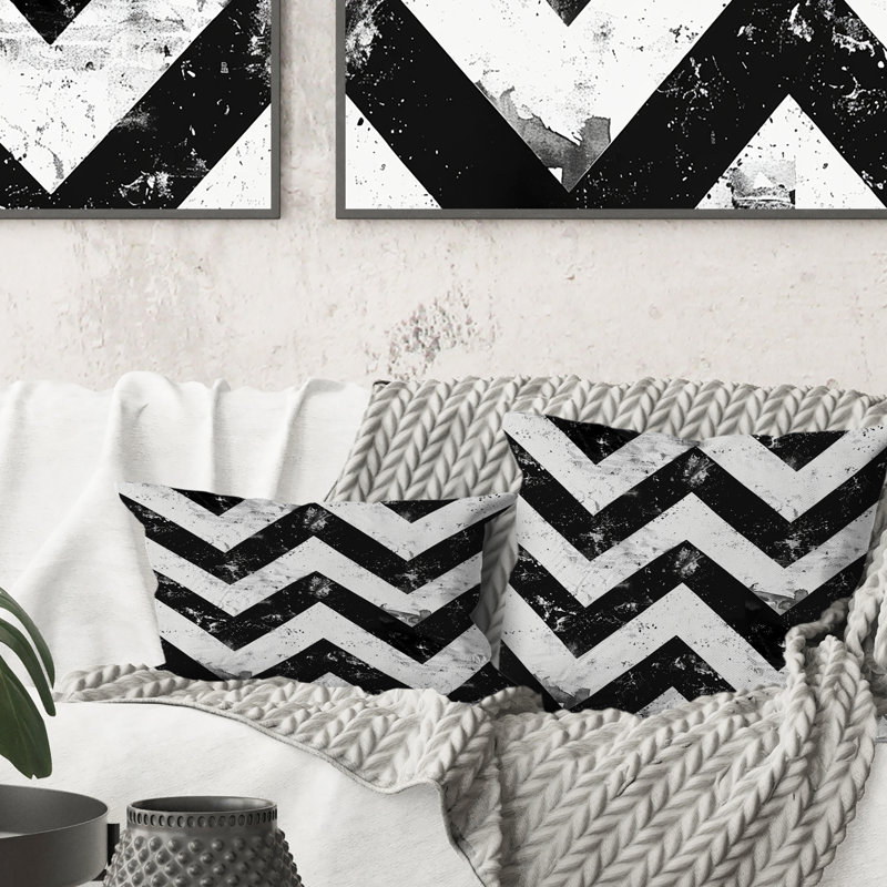 Coussin décoratif noir à motif de chevrons noirs et blancs II, H 18 po x l 18 po