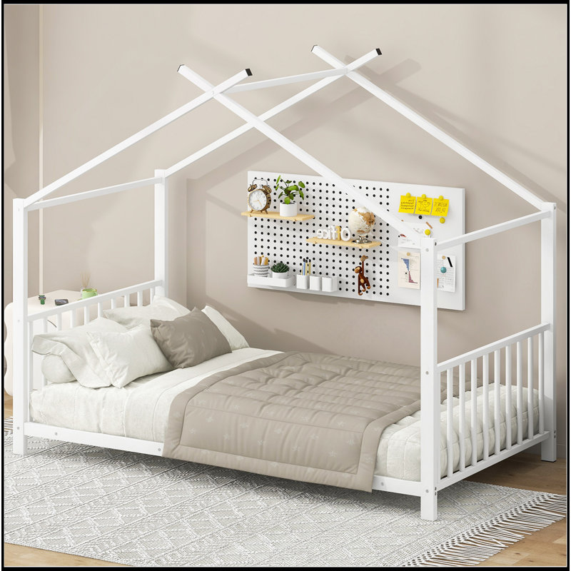 Charmant lit pour enfant avec structure en métal, offrant sécurité et style pour une chambre d'enfant.