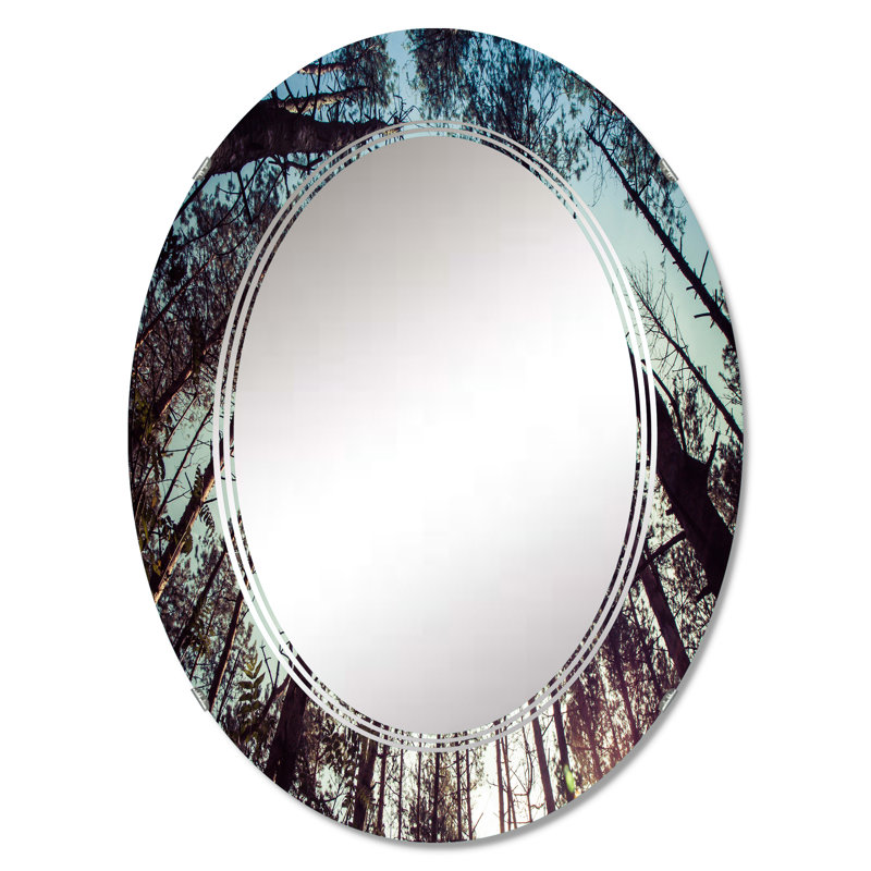 High Forest Trees and Blue Sky - Miroir mural traditionnel ovale, 36 po x 24 po