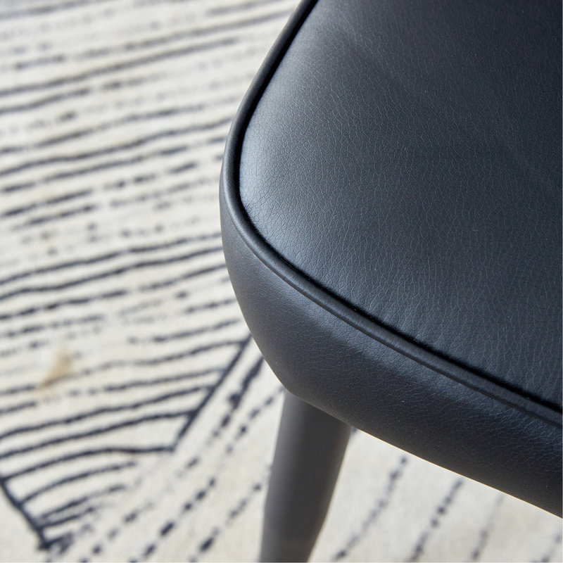 Ensemble de table et de chaises. Ensemble de salle à manger moderne en MDF à motif de marbre noir - 55 po x 31,4 po avec 4 chaises en polyuréthane noir avec un motif à rayures verticales sur le dossier et des pieds en métal noir. Convient pour la cuisine, la salle à manger, etc.