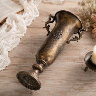 Vase trophée en métal d'inspiration rétro