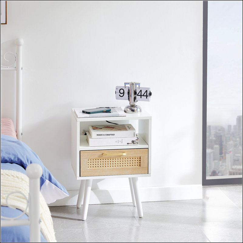 Table de bout en rotin 15,75 po avec prise de courant et ports USB, Blanc