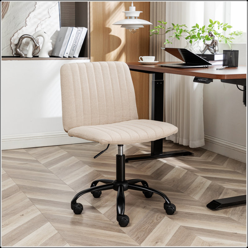 Fauteuil de bureau pivotant confortable, recouvert de polyester, avec hauteur réglable et roulettes à roulement fluide pour une productivité accrue.