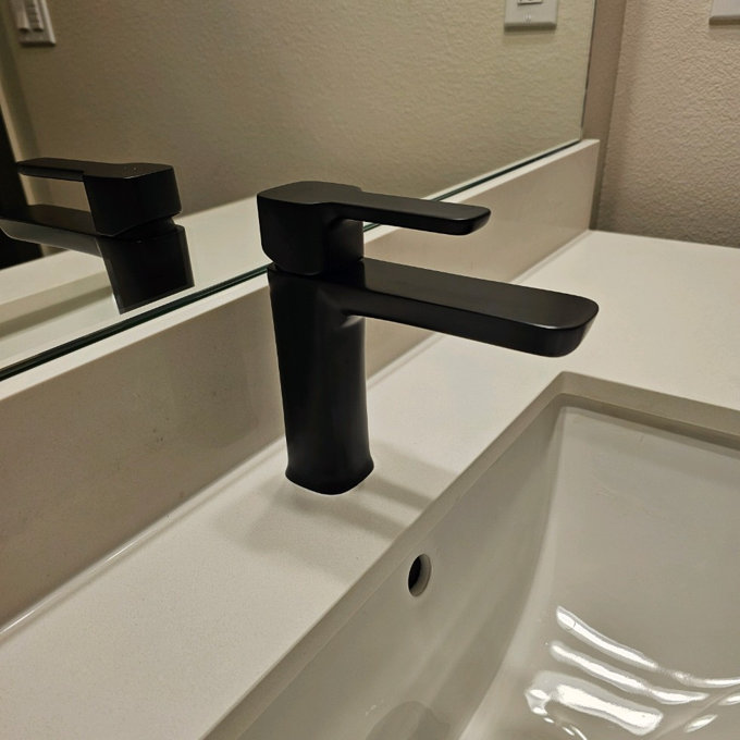 Delta Faucet Einloch-Badezimmerarmatur – Mattschwarz, Mit Ablaufgarnitur, Wassersparend
