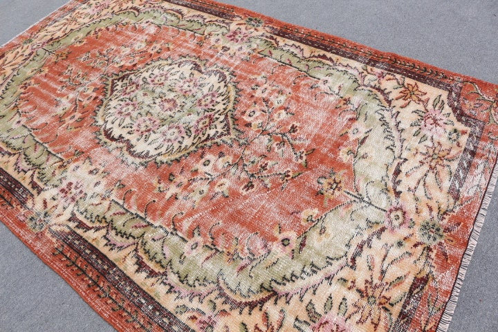 Tapis turc rétro en médaillon floral rouge et vert pour une décoration intérieure unique