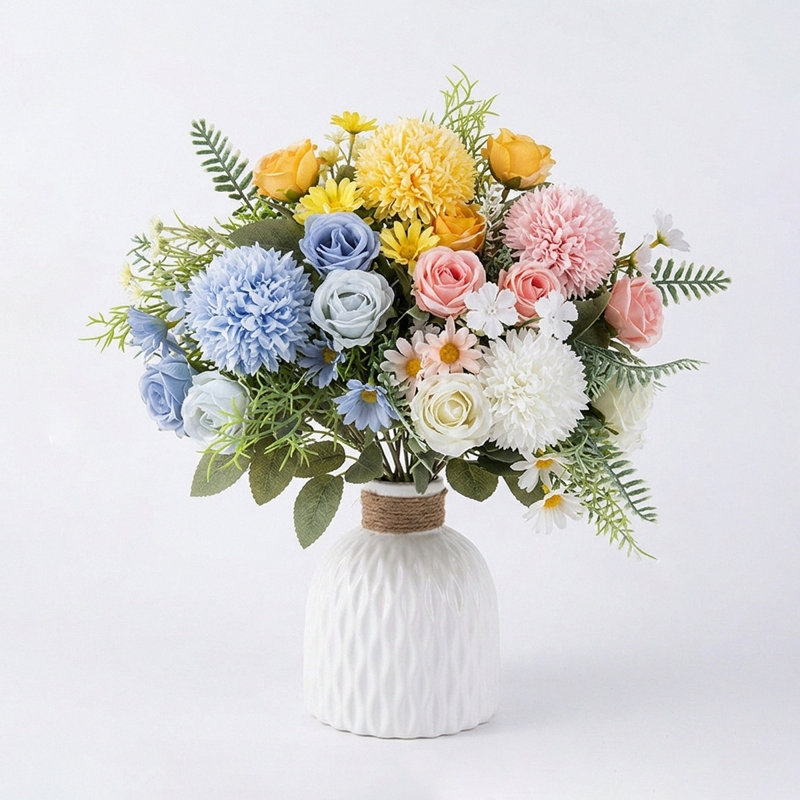 Faux bouquet de fleurs mélangées dans un vase, fleurs artificielles dans un vase pour la décoration