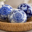 Ensemble de 3 boules décoratives orbes, porcelaine bleu blanc brillant, motifs floraux